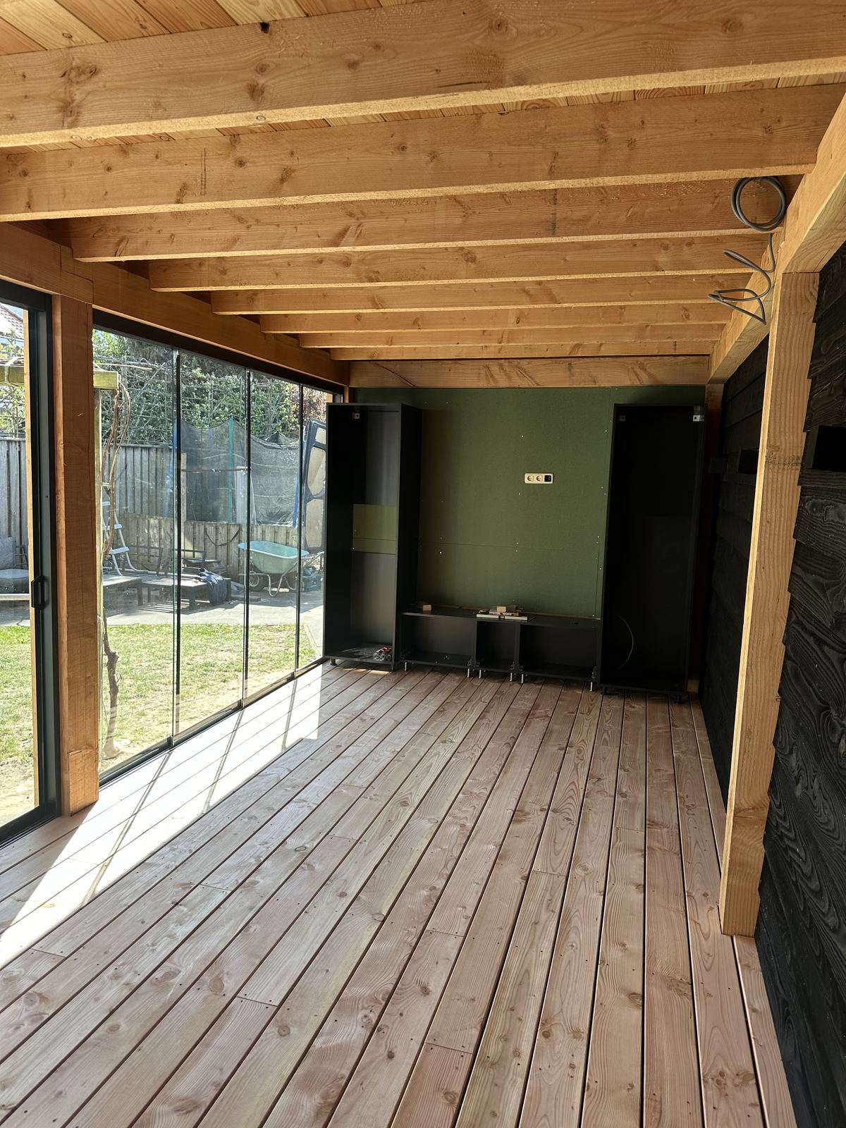 Interieur Douglas overkapping met zwarte wand en spots